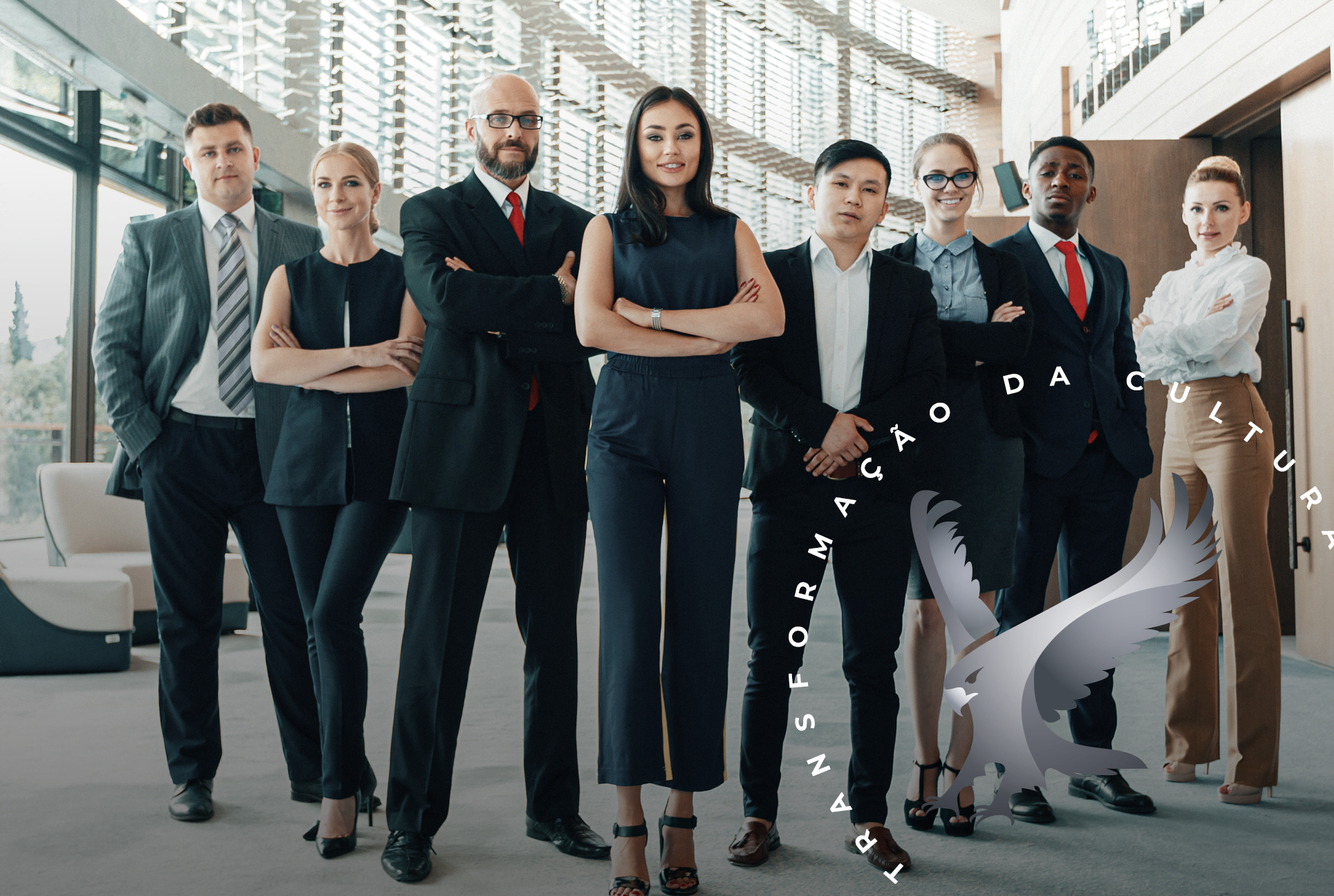 Lideres diversos com braços cruzados posando para foto